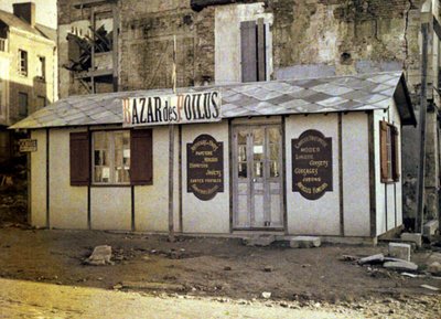 「バザールデポイルス」、フランスの兵舎、織物および紙製品を販売する店、ロエ、ソンム、フランス、1917年（オートクローム） 作： Fernand Cuville